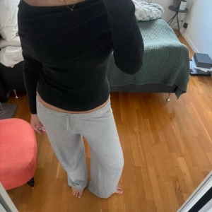 Off shoulder tröja - Grå stickad off shoulder tröja från Zara. Aldrig använd, slutsåld på hemsidan!!