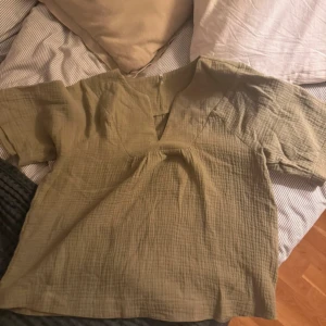 Två linneblusar  - Köp båda för 50 kr!! Båda används fåtalet gånger.