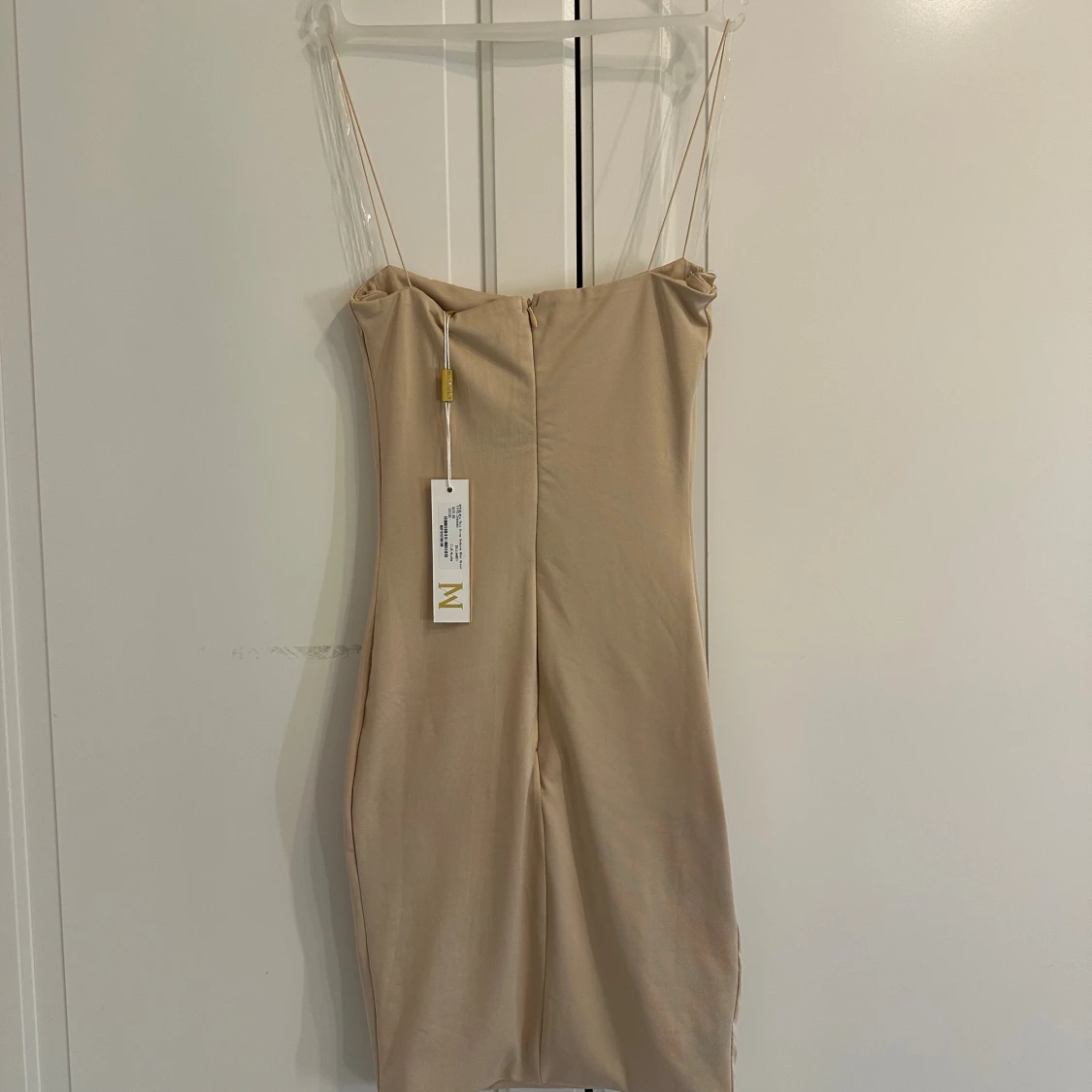 Beige bodycon klänning från Meshki - 1