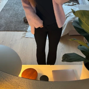 Svarta flared kostymbyxor från Lindex  - Säljer ett par svarta kostymbyxor med snygg passform och lätt stretch i materialet. Byxorna har normal midja och raka ben som blir lite vidare nedtill. Perfekta för dig som gillar en klassisk och stilren look. 