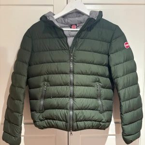 Colmar jacka  - Säljer nu denna colmar jacka som är i fint skick. Storleken är 150cm, färgen är en väldigt snygg mörkgrön färg. Nypris 2199 mitt pris 649! Hör av er vid frågor 