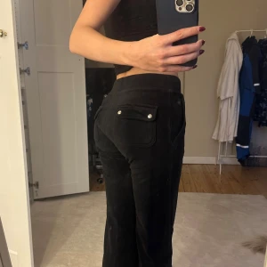 Svarta byxor Juicy Couture🖤 - Svarta mjukisbyxor från Juicy Couture med silverfärgade knappar bak. Byxorna har rak passform och hög midja