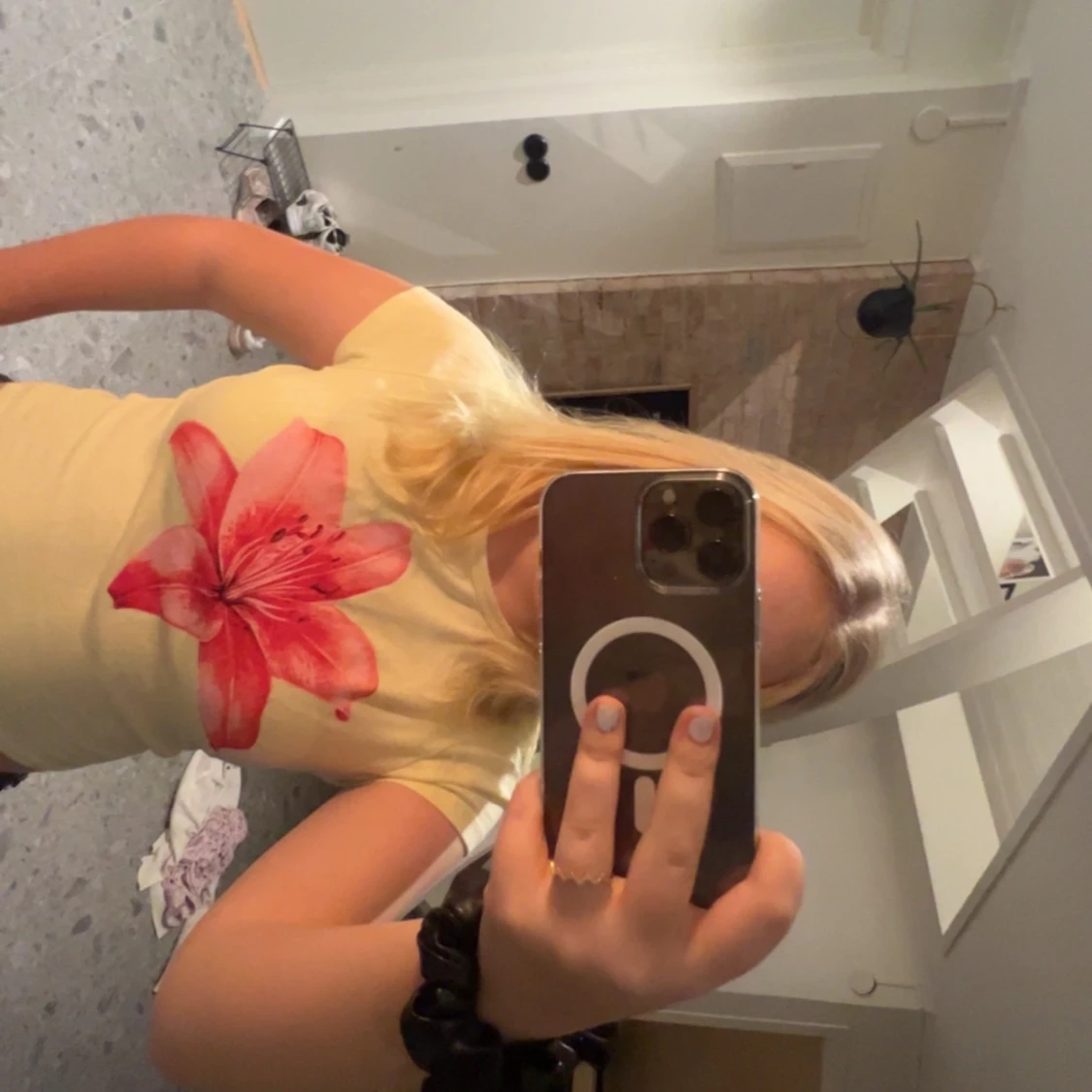 Gul t-shirt med röd blomma 🌸  - 1