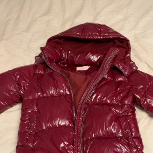 Slutsålda röda nelly jackan  - Säljer den röda nelly jackan då jag köpt annan jacka , superfin i storlek xs och är använd fåtal gånger ❤️❤️