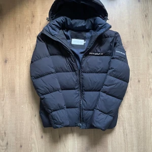 Calvin klein vinterjacka - Skick 9/10, varm och bekväm perfekt till vintern. Stlk S, normalstor i storlek. Hör gärna av er om ni har frågor