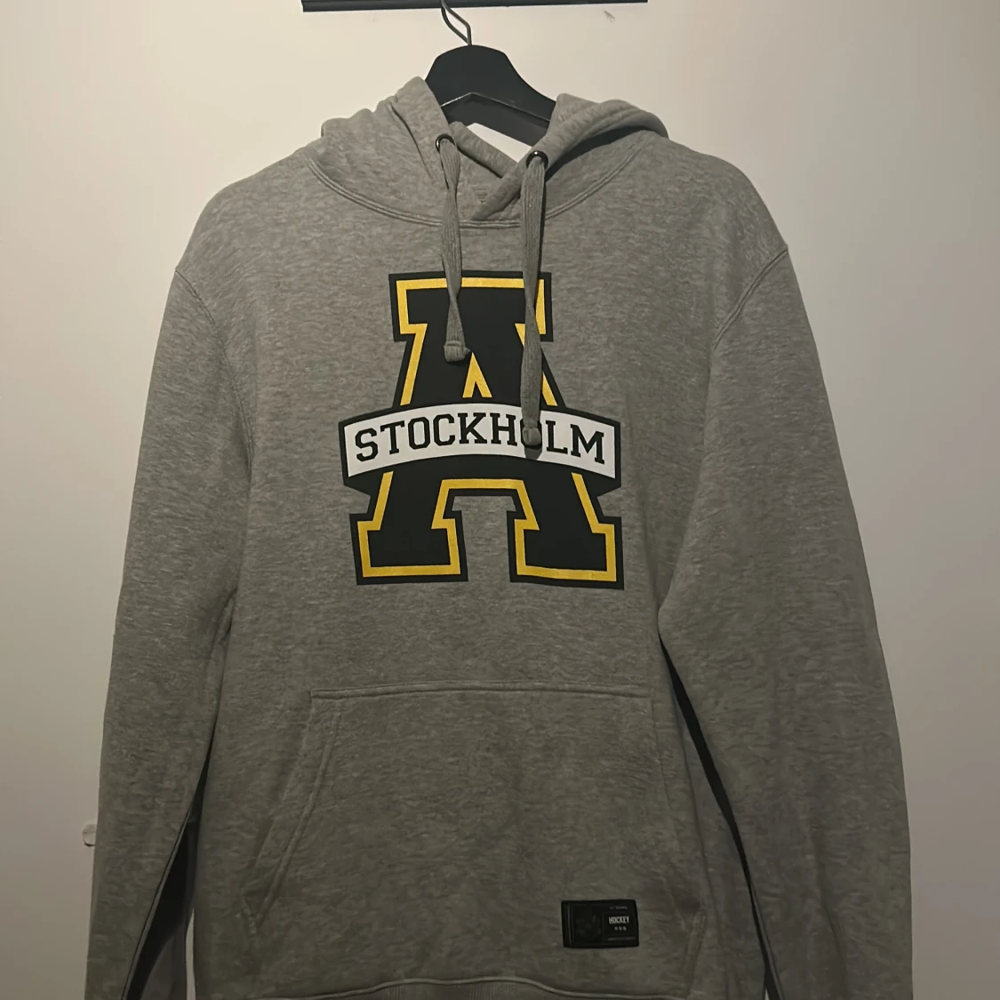 Grå hoodie med AIK Stockholm-tryck
