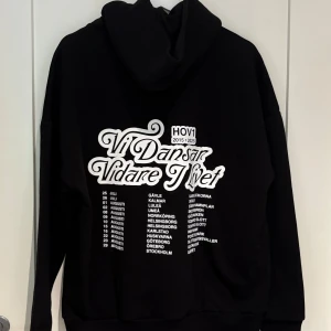 Oanvänd Hov1 hoodie 2025 - 2025 Hov1 hoodie i storlek M. Aldrig använts då jag beställde den när dom öppnade hemsidan och sedan dess ångrat mig. Hoppas någon annan skulle uppskatta den mer😊 säljer för priset jag köpte den för