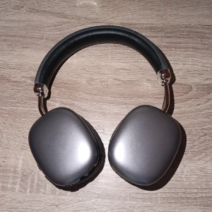 Hörlurar - Sony WH-CH700N trådlösa over-ear hörlurar med aktiv brusreducering, bekväma öronkuddar och justerbar bygel. Flera knappar för kontroll, 3.5mm AUX och USB-C port. Små repor syns på kåporna, men i gott skick och fullt fungerande.