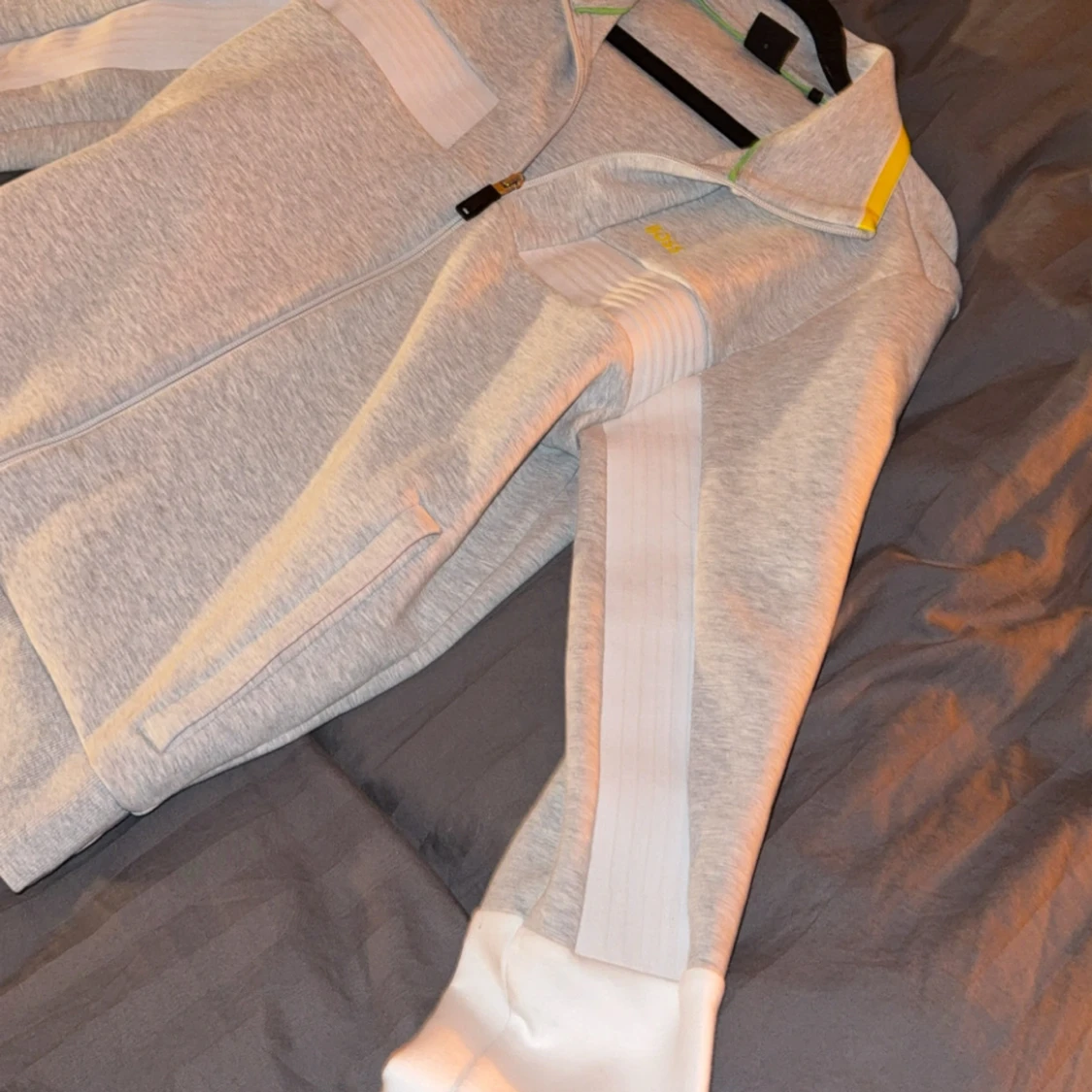 Grå vindjacka från BOSS med dragkedja - 2