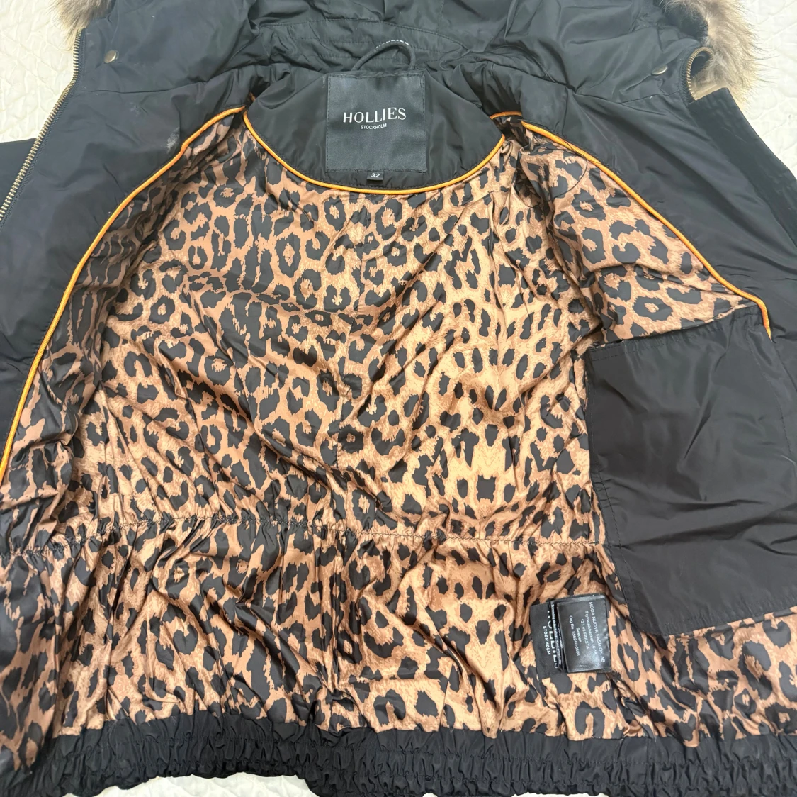 Svart pufferjacka med pälsluva - 4