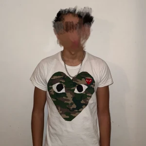 Vit Comme des Garçons t-shirt - Säljer en vit t-shirt från Comme des Garçons  i storlek S. Tröjan är i riktigt fint skick, för att jag har tagit väl hand om den. Pris kan diskuteras!!!