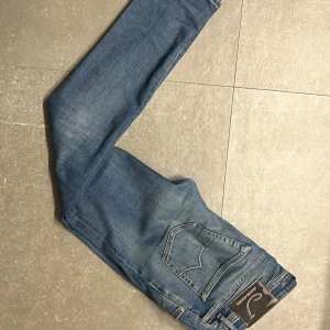 Jacob Cohën Jeans - Otroligt snygga Jacob Cohën Jeans i den efterfrågade style 622! 🙌Storlek = 32 | Skick = 9/10 | Nypris över 5000kr, mitt pris = 1079kr! 🙌Jeansen har inga deffekter! Hör av er vid minsta fråga eller fundering! ⭐️