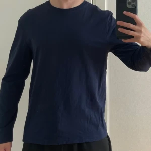 Tröja - Mörkblå tröja från Brothers. Storlek S.