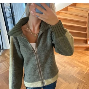 Söker fleece jacka 🙏🏼 - Söker denna sååå snygga fleece jacka. Om du som köpte den ser detta kan jag köpa den för 1000kr 