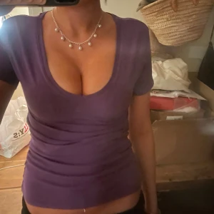T-shirt - En super snygg urringad lila T-shirt som ej kommer till användning !!💞