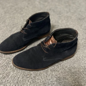 Boots i mocka  - Tja säljer nu ett par mörkblåa boots från Massimo Dutti storlek 42 för endast 799kr! Pris är ej hugget i sten, hör av er i dm vid funderingar 🙌