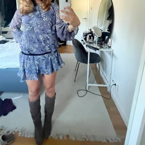 Klänning - Skitsnygg klänning speciellt med skärp. Från Mango💘den har sin egna scarf som är inbyggd, såååå fin.