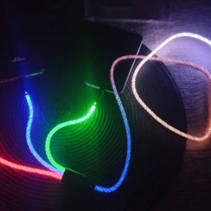 Helt ny snabbladdningkabel med gradient ambient breathing ljus effekt som skiftar i färg - Helt ny snabbladdningkabel med gradient ambient breathing ljus effekt som skiftar i färg, med 3 utgångar, USB C, Micro USB och Lightning  Längd: 1.2m