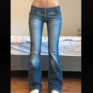 Blå bootcut jeans från Lee - Säljer ett par klassiska blå bootcut jeans från Lee med snygg design och normal passform. Jeansen har låg midja, har Innerbenslängd 78cm och midjemått: 36cm. 28/31 är storleken. Priset kan diskuteras 💞