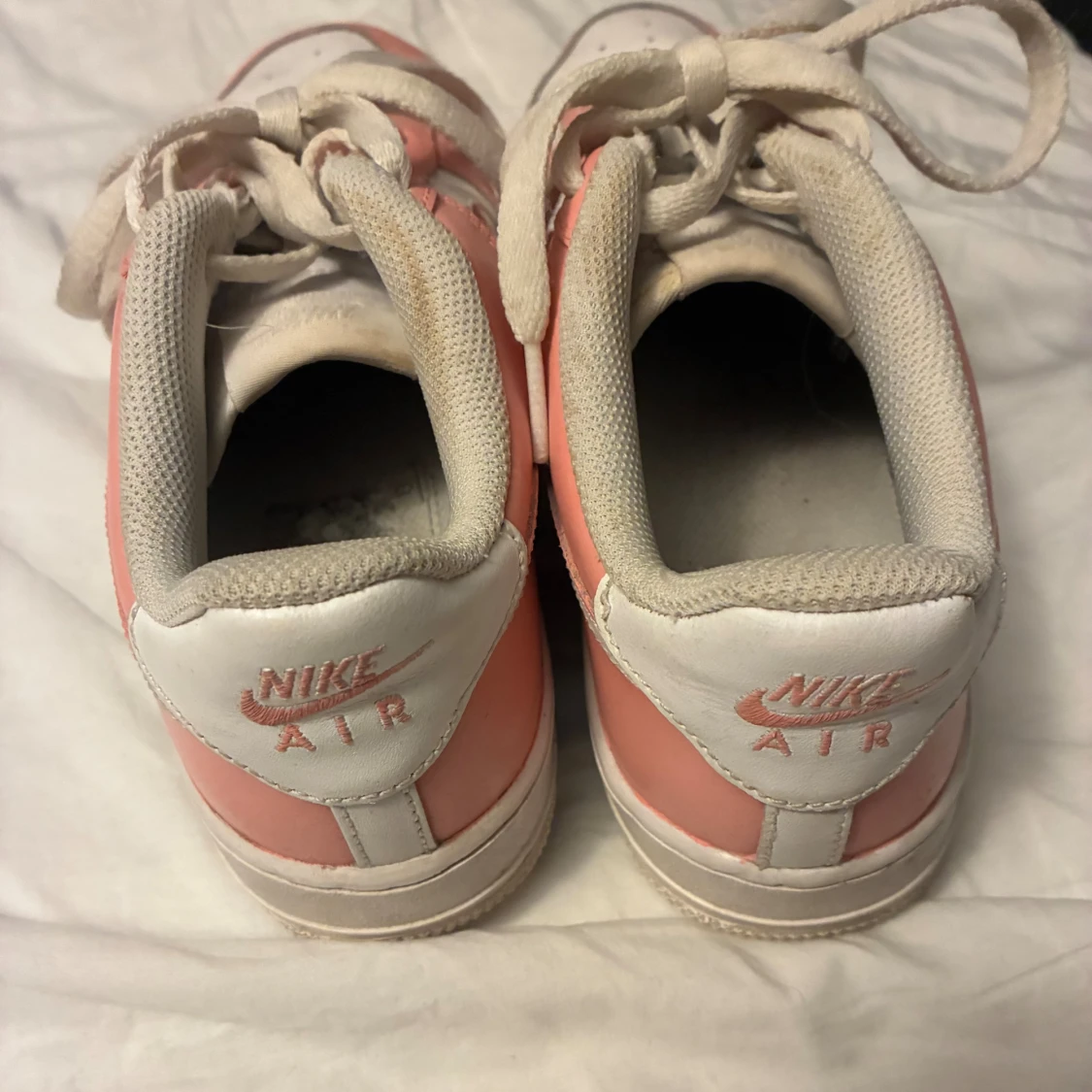 Nike Air Force 1 rosa och vita sneakers - 3