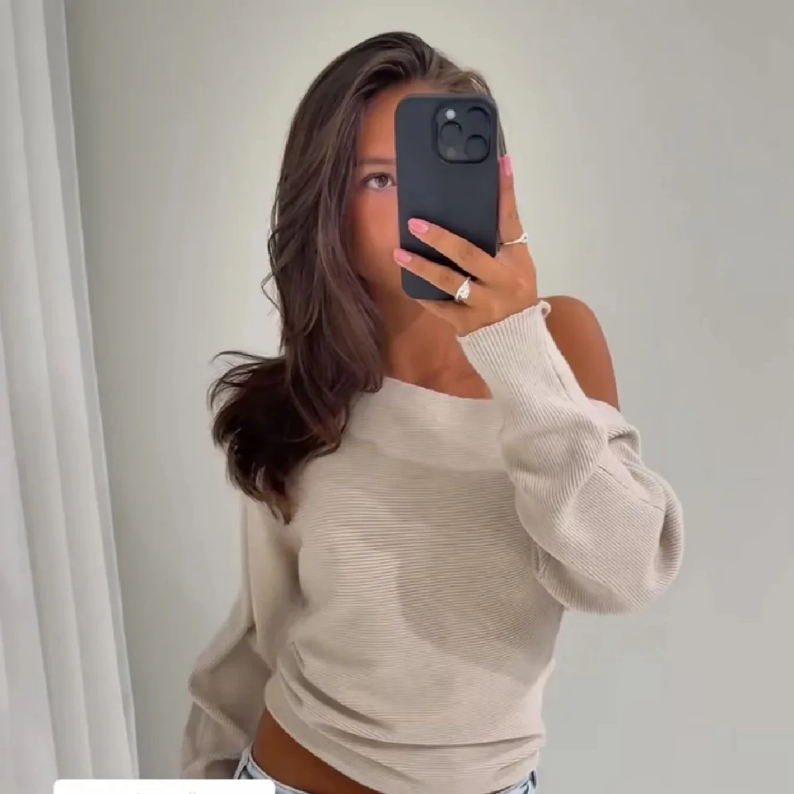 Beige offshoulder tröja