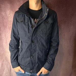 J.lindeberg fieldjacket Bailey - Mycket fint skick | Size M, modellen på bilden är 187 cm 73kg | fraktar inom 24 timmar | för att köpa klicka ”köp nu” | vid frågor eller funderingar skriv en meddelande | följare får bättre rabatter🙌