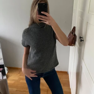 Grå stickad polotröja kortärmad - Säljer en grå stickad polotröja med korta ärmar och hög krage. Från Lindex i storlek S passar även XS. Inge defekter förutom att man ser att tröjan är använd och inte i sitt ursprungliga skick. 