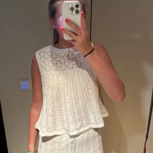 Stickat sett - Säljer vitt stickat sett från Zara🤎🤎🤎