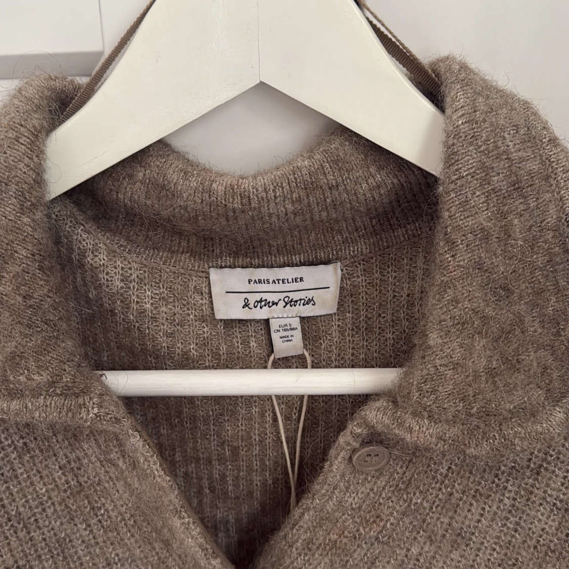 Beige stickad kofta från & Other Stories - 1