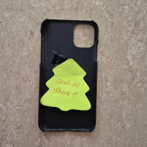 Mobilskal - Snyggt svart skal till iPhone 11 från iDeal of Sweden. Skalet har viss yttre slitage och mindre repor, men är fullt funktionellt och skyddar din mobil effektivt. Passar perfekt för dig som vill ha ett stilrent och tåligt skydd.