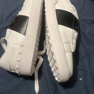 Open Sneaker White Black 42 43 41 Svart Vit - säljer dessa för jättebilligt, låda följer med och påse 😎 ;D Nya oanvända, Passar dig mellan 41-43