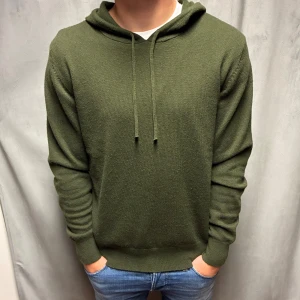Grön Kashmir hoodie - Mörkgrön Kashmir hoodie i storlek M! Modellen är 180cm lång! Använd 1 gång, därför toppskick på hoodien! Hör av dig vid frågor!🌟