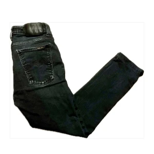 Svarta Nudie jeans - Ett par stilrena svarta nudie jeans som passar storleken 146-152cm. Jeansen har ett fint skick utan hål eller defekter! Jeansen är slim fit. Tveka inte på att höra av er vid funderingar!🌟