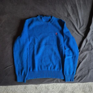 Ralph Lauren tröja - Stickad Ralph Lauren tröja i en fin Royal Blue. Tröjan är standard storlek M i gott skick, endast lite nopprig. Pris kan diskuteras vid snabbt köp.