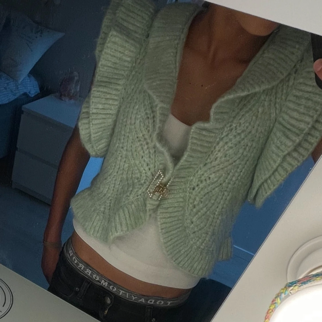 Ljusgrön stickad väst med volang