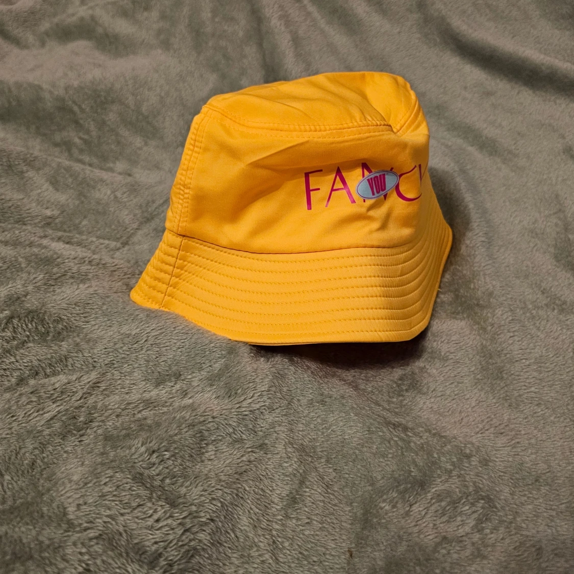 Gul bucket hat med FANCY YOU-tryck - 3