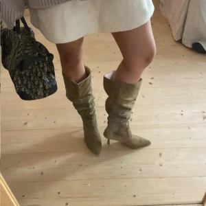 Mocka boots - SÅÅ snygga!! Ej äkta mocka men Såå likt