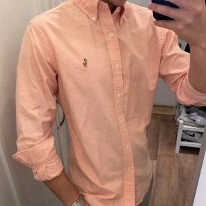 👔 Äkta Ralph Lauren-skjorta 💗 - Säljer en skjorta från Ralph Lauren SOM NY  – 100% bomull, superfin kvalitet och klassisk modell. Passar perfekt både till vardag och fest ✨  💸 Pris: 447kr (kan diskuteras lite) 📦 Kan skickas snabbt! Kolla gärna mina andra plagg också – jag gör bra priser 💕  #RalphLauren #RalphLaurenShirt #PoloShirt #DesignerClothing #LuxuryFashion