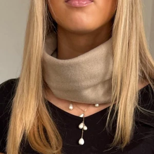 Beige Buff - champagne  - Beige fleece buff- Champange💛🧡. Handgjorda av vårat uf företag - Beyondbuff. Det finns ett begränsat antal så hör gärna av dig innan du köper🤎Mått: 17 höjd, 27 bredd (rakt över)