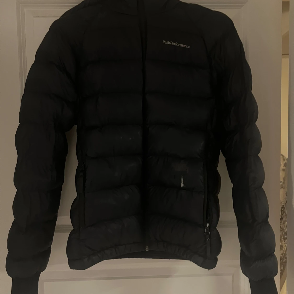 Svart Peak Performance pufferjacka med huva - 4