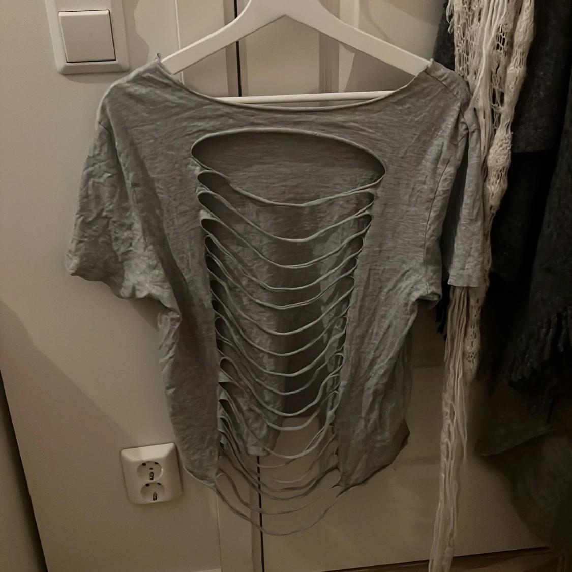 Grå t-shirt med öppen rygg - 1