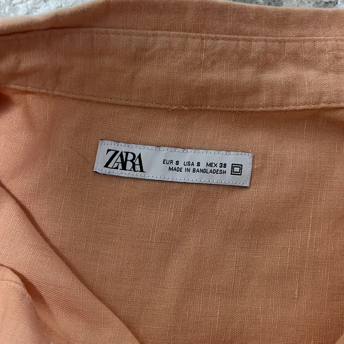 Persikofärgad linneskjorta från Zara - 2