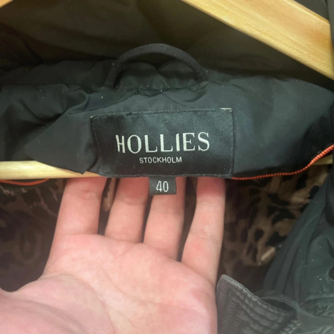 Svart dunjacka med päls från Hollies - 2