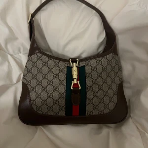 Gucci väska - Säljer min Gucci väska jag fick av min moster när hon var i Italien. Säljer för att den har inte kommit till användning. Inte fast pris och den kommer med en strap där man kan ha den över kroppen.