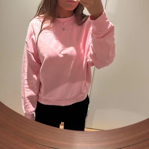 Sweatshirt  - Simpel rosa sweatshirt 💖💖 endast använd ett fåtal gånger!! 