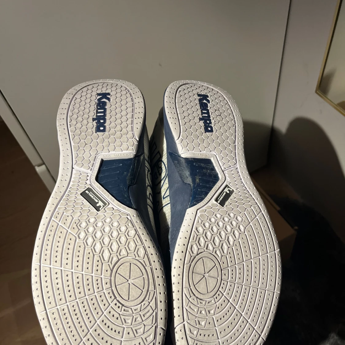 Vita och marinblå träningsskor ifrån kempa  - 3