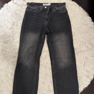 Svarta jeans från Vcinity, straight & loose fit - Säljer ett par svarta jeans från Vcinity i straight och loose fit med klassisk femficksdesign och dragkedja. Jeansen har en snygg tvättad look med ljusare partier och tydliga sömmar. Perfekta för dig som gillar en enkel men stilren vibe. Pris kan alltid diskuteras!