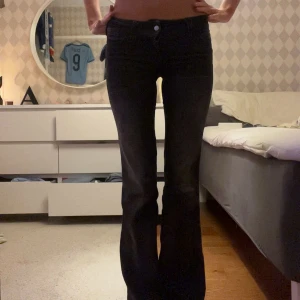 Svarta bootcut jeans från Cheap Monday - Säljer ett par svarta jeans från Cheap Monday med bootcut-modell och låg midja. Jeansen har klassisk femficksdesign, tydlig Cheap Monday-patch bak och är tillverkade i stretchig bomullsdenim för skön passform.