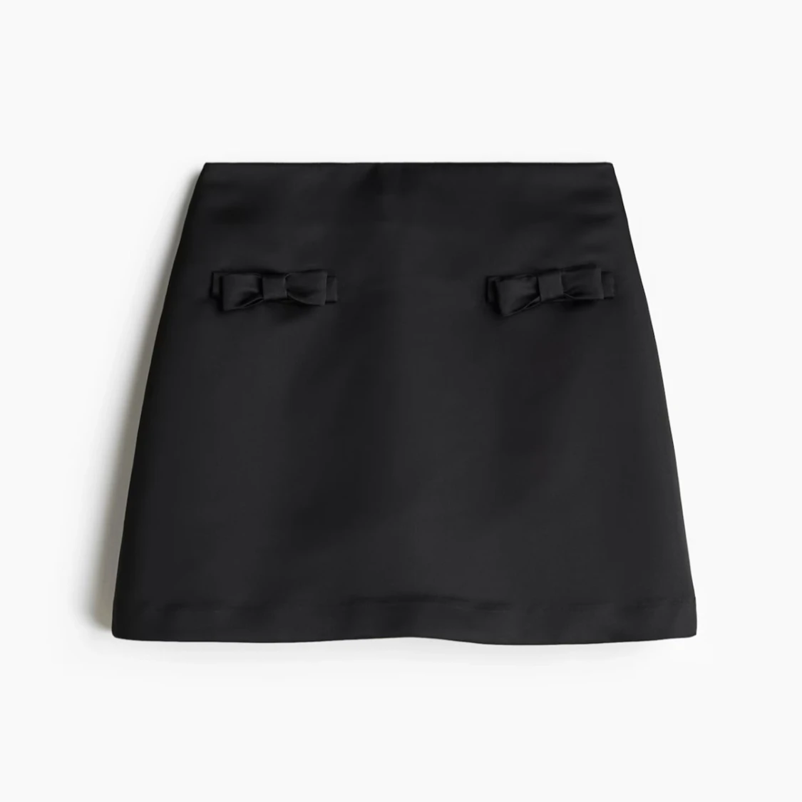 Minikjol i satin med rosetter