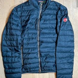 Colmar Jacka - Colmar Dunjacka Mörkblå | Skick 8,5/10 | Storlek M/46 | Nypris ‼️5000kr‼️| Pris inte hugget i sten! | Jackan har inga hål | Skriv om frågor uppstår! | //MvH By, Olssén, Closet